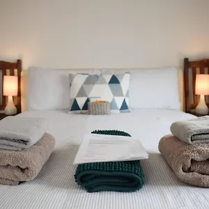 charming-two-bedroom-apartment-in-strawberry-hill.brighton-hotels-england.com/