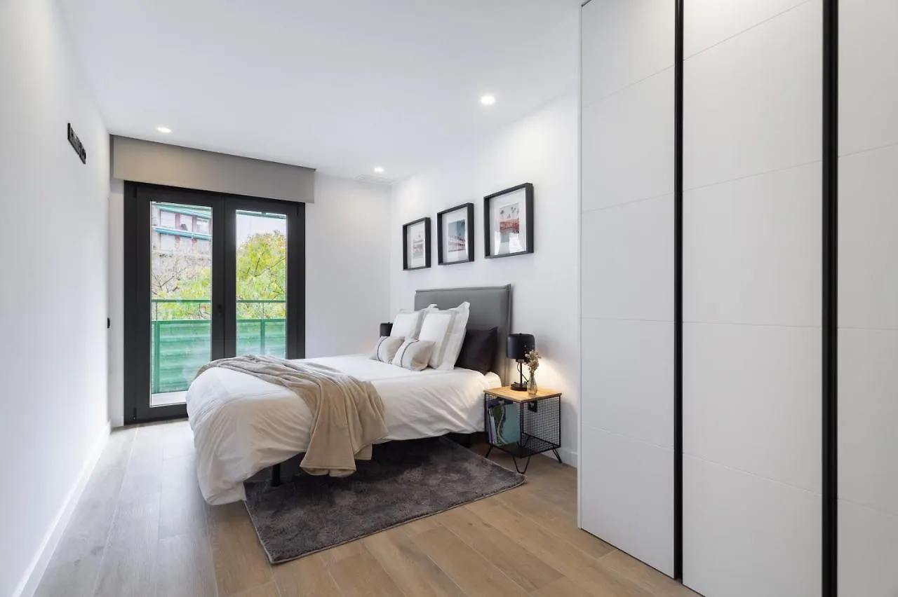 Apartsnoubcn Equador Les Corts 0*, Barcelona